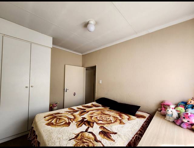 2 BEDROOM APARTMENT FOR SALE IN WILGEHEUWEL
